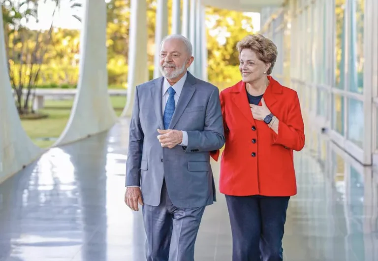 Dilma retorna ao Palácio da Alvorada oito anos após o golpe