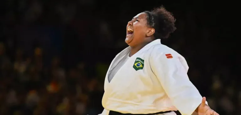 Judoca Beatriz Souza derrota israelense e garante primeiro ouro do Brasil