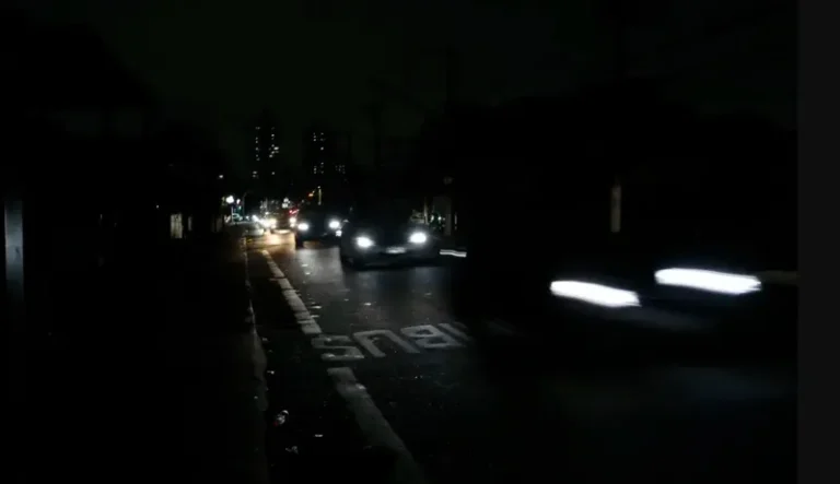 Apagão em SP entra no 4º dia com cerca de 250 mil imóveis sem luz; governo federal deu prazo de três dias para Enel restabelecer serviço