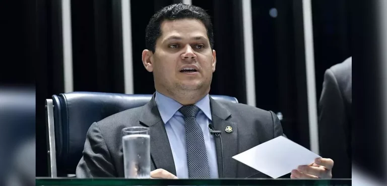 Alcolumbre pedirá cassação de Gayer e processará deputado por postagem ofensiva sobre ‘trisal’ com Gleisi e Lindbergh