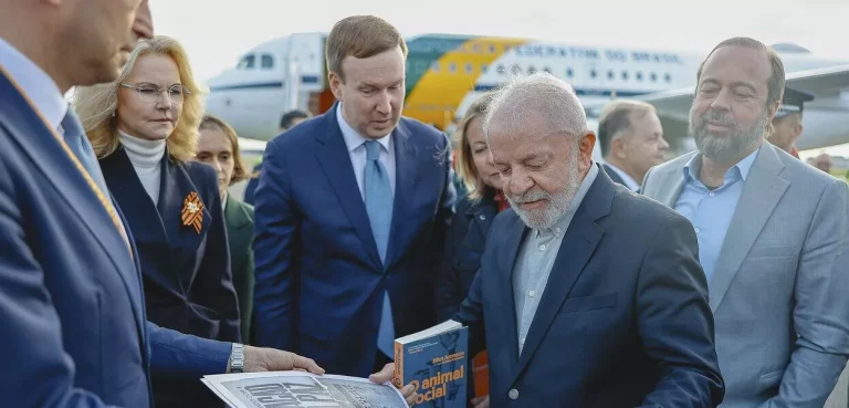 Lula desembarca na Rússia para o Dia da Vitória e negociações com Putin