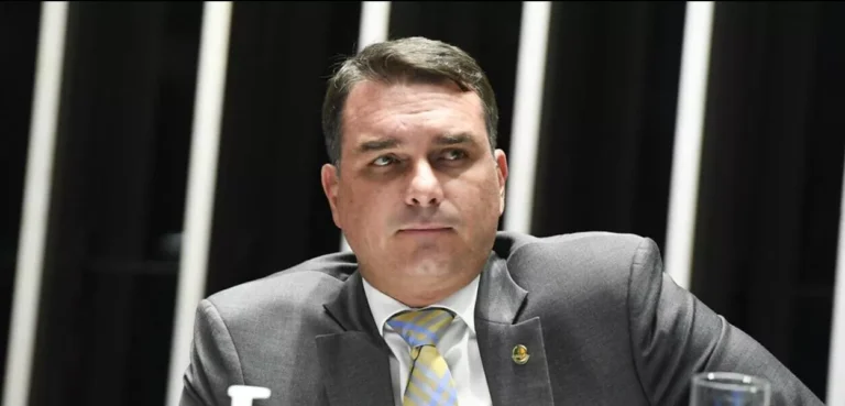 “Por que Flávio Bolsonaro ainda está solto?”, questiona Celso Rocha de Barros