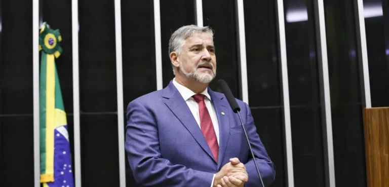 Paulo Pimenta critica “política de apaziguamento” de Eduardo Leite sobre agressões de Trump: “tenha coragem e defenda o Brasil”
