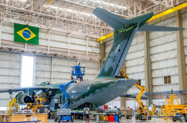 Embraer prevê prejuízo bilionário com tarifa dos EUA: “Situação muito séria para a empresa”