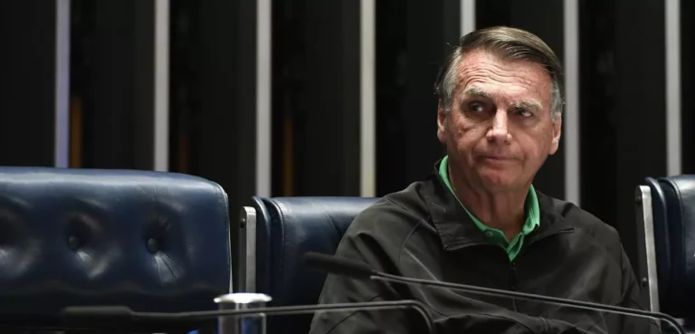 Temendo prisão, Bolsonaro cancela ida à Câmara e segue recluso no PL
