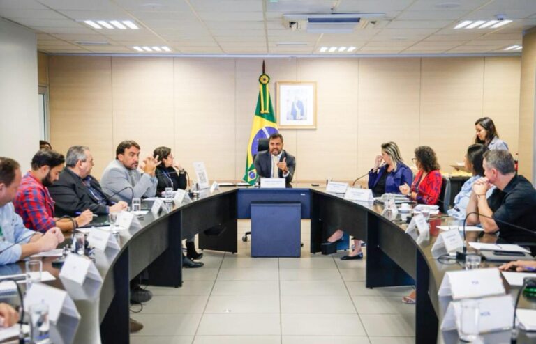MIDR apresenta programas estratégicos a partidos políticos para impulsionar desenvolvimento regional