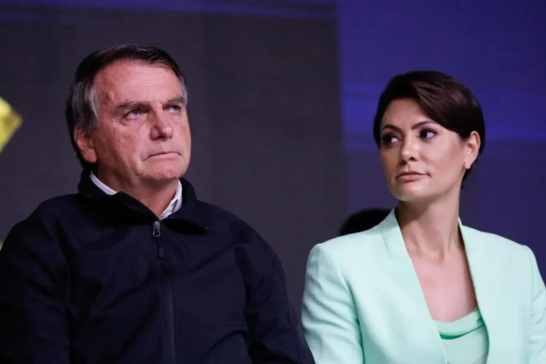 Bolsonaro diz que só não vai fugir para “não ficar longe de Michelle”