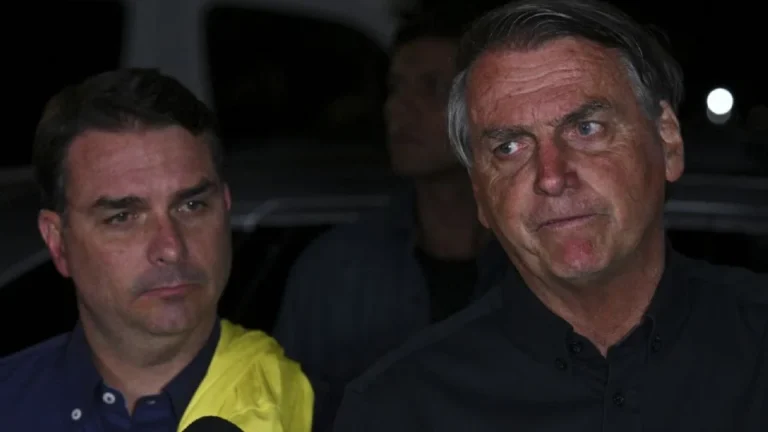 Após tornozeleira: Flávio Bolsonaro pede para Trump suspender tarifas e compara seu pai a Mandela
