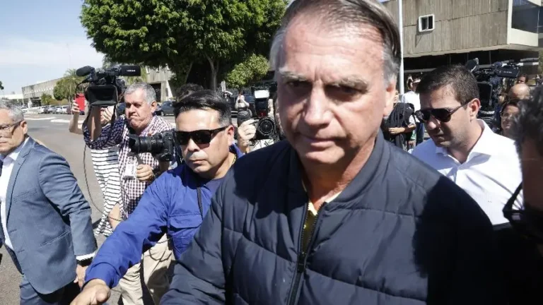 Gato escaldado: Bolsonaro foge de entrevista após saber que poderia ser preso