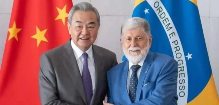 China manifesta apoio ao Brasil contra “interferência externa injustificada” dos EUA e defende ampliação de parceria estratégica