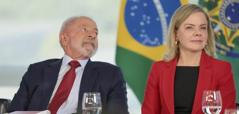 Gleisi Hoffmann: “Lula defende o Brasil enquanto Bolsonaro se ajoelha para Trump”