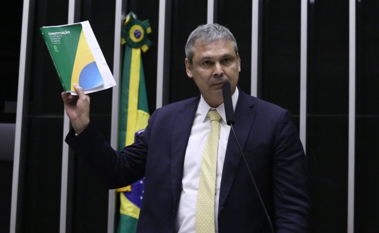 Investigações da PF revelam “insanidade e irresponsabilidade” de Bolsonaro e filho, diz líder do PT