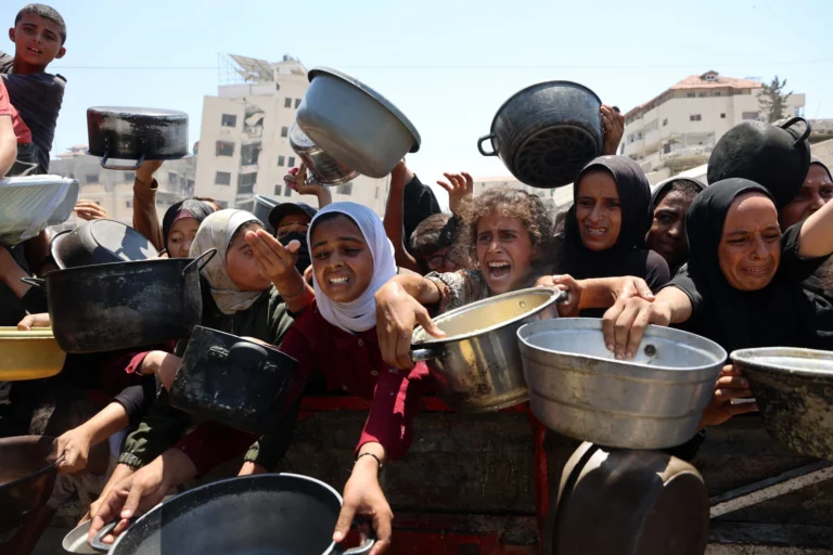 Fome induzida por Israel em Gaza mata mais sete palestinos em 24h, incluindo uma criança