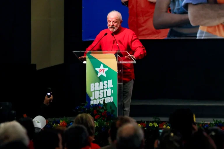Lula reafirma defesa da soberania e critica ‘facistas que traem Brasil usando bandeira nacional e camisa da seleção’