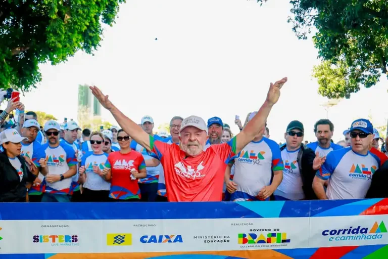 Lula celebra 95 anos do MEC com caminhada e alfineta Bolsonaro