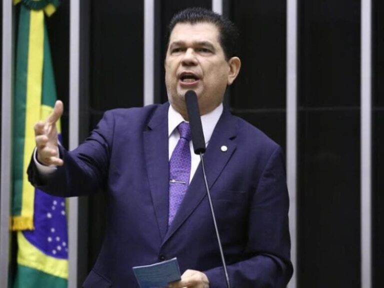 Deputado nega, mas aparece entre apoiadores da PEC da Blindagem