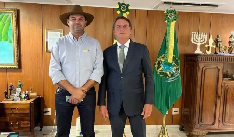 Bolsonaro pede visita de Bruno Scheid, citado em inquérito com cheque da mãe dele