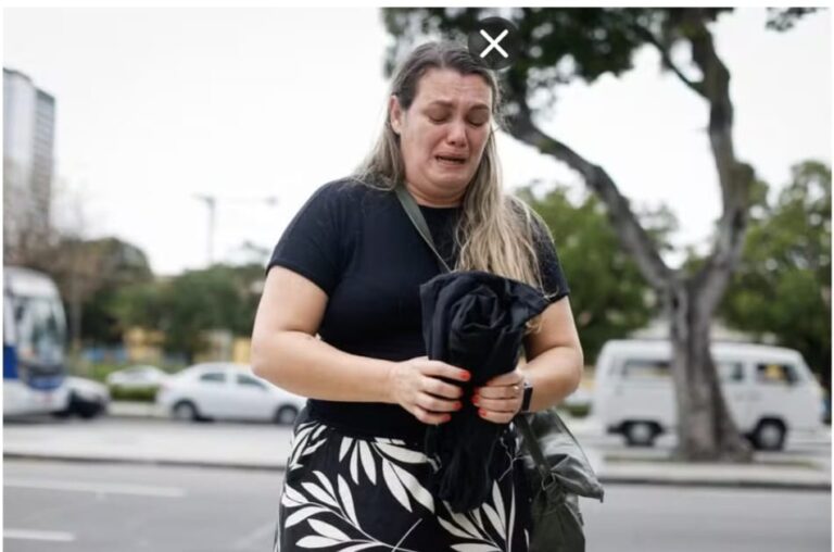 Mãe espera há dois dias na porta do IML para ver corpo do filho, resgatado em região de mata no Complexo da Penha