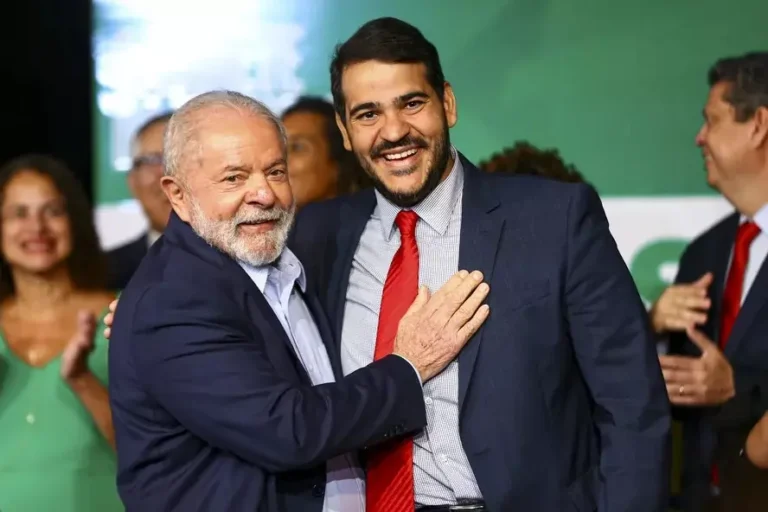 Lula indica Jorge Messias para suceder Barroso no STF