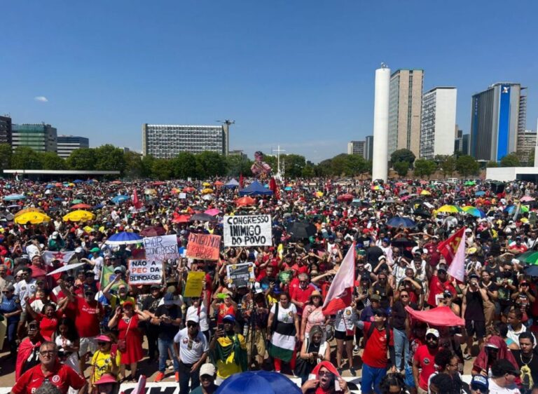 Esquerda vai às ruas no domingo (14) contra PL da Dosimetria, que beneficia golpistas do 8 de janeiro; veja lista de atos