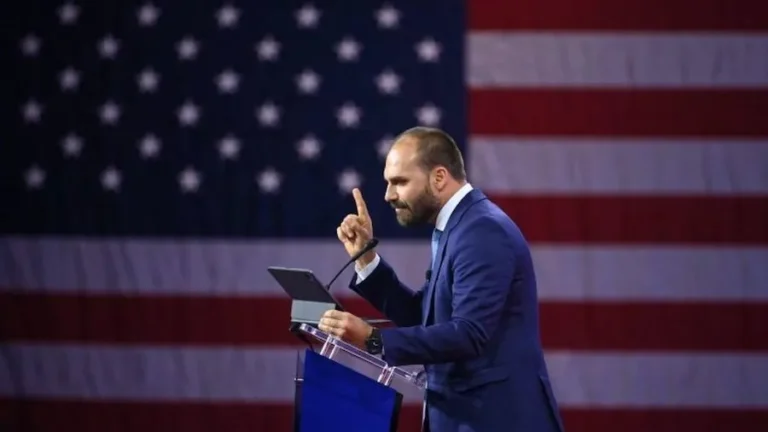 Financial Times detona bolsonarismo e diz que Eduardo ‘fracassou’ nos EUA: “Saiu pela culatra”