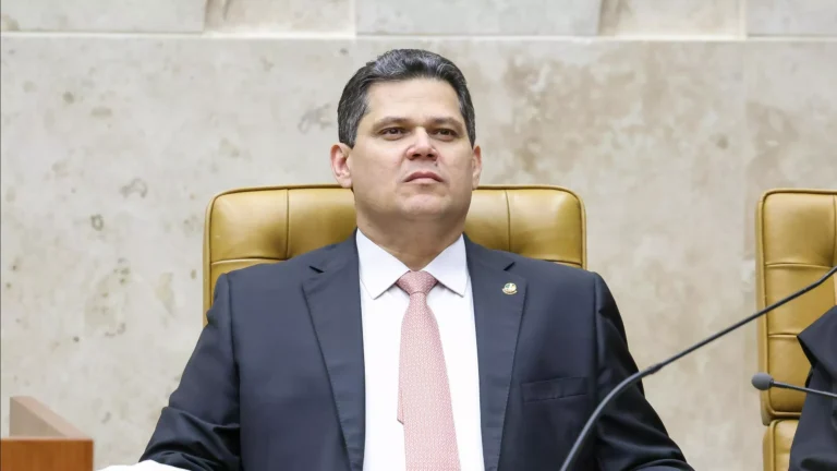 Envolvido no caso Banco Master, Alcolumbre resiste a pressão por impeachment de Toffoli e cita risco institucional