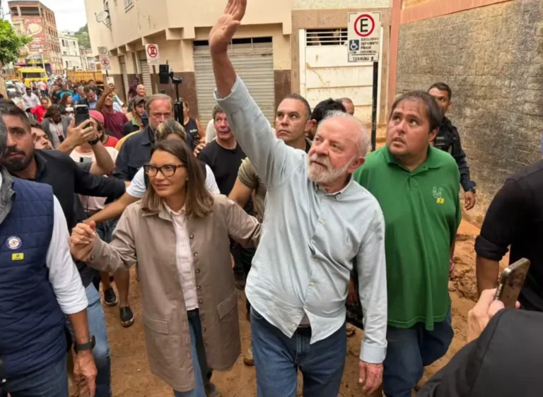 VÍDEO: Lula presta homenagens às vítimas das enchentes em MG e cobra ações do governo