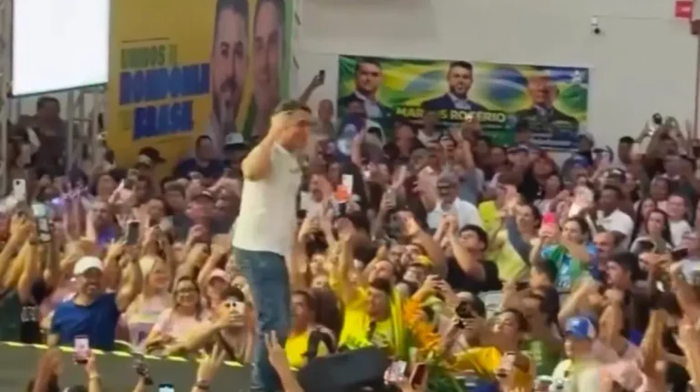 VÍDEO Primeira agenda de Flávio Bolsonaro repercutiu mal: dancinha inoportuna