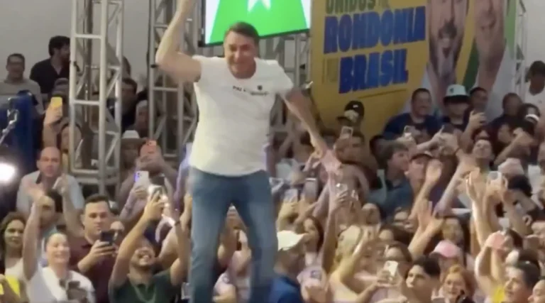 A evidente psicopatia dos Bolsonaros nos pulinhos de júbilo de Flávio com o pai na UTI