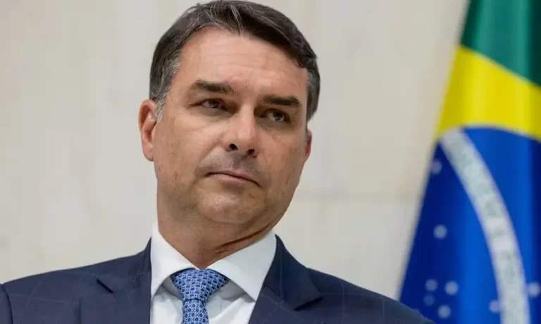 Mãe de Adriano da Nóbrega, ex-assessora de Flávio é denunciada por lavar dinheiro da milícia