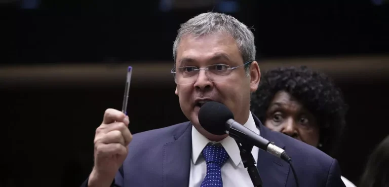 “Prisão do Paulo Henrique Costa vai levar à prisão do Ibaneis e também vai complicar Flávio Bolsonaro”, diz Lindbergh