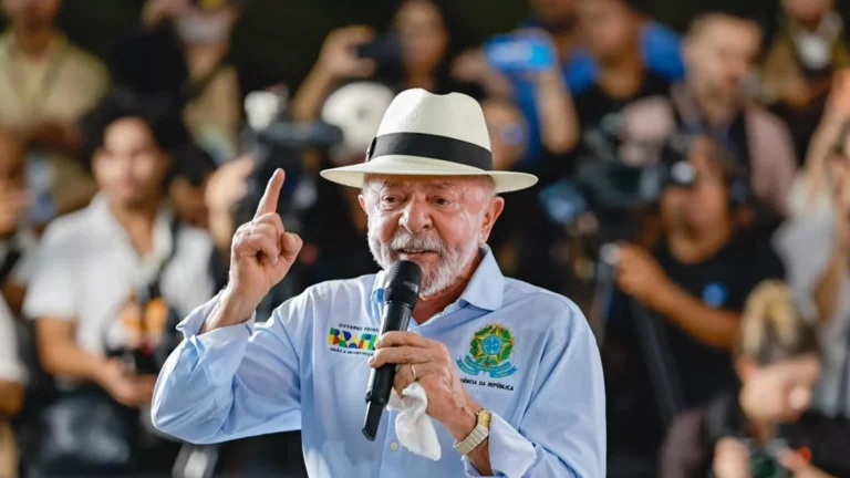 Lula relembra agradecimento de Flávio Bolsonaro a Trump por ataques ao Brasil (vídeo)