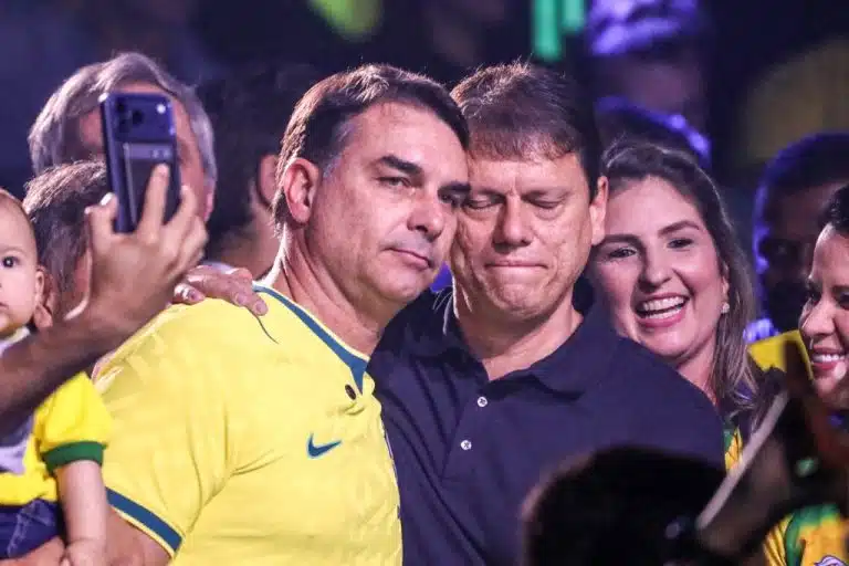Ação na PGR vai pedir atuação “célere e contundente” de André Mendonça contra Flávio Bolsonaro no caso Master
