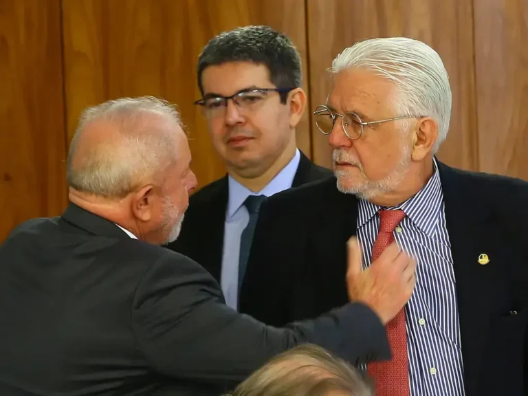 Lula convoca ministros para discutir situação de Jaques Wagner e Planalto pressiona por troca