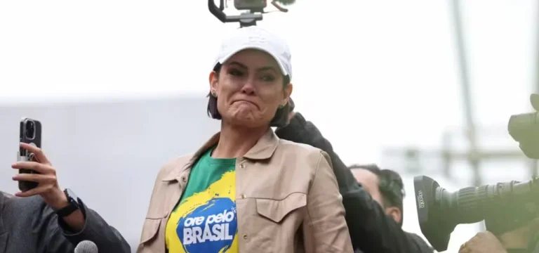 Michelle volta a ser alvo de ataques bolsonaristas após elogiar programa do governo Lula