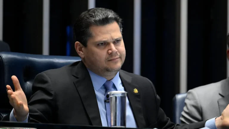 Fim da escala 6×1 completa dois meses parada no Senado, com resistência de Alcolumbre
