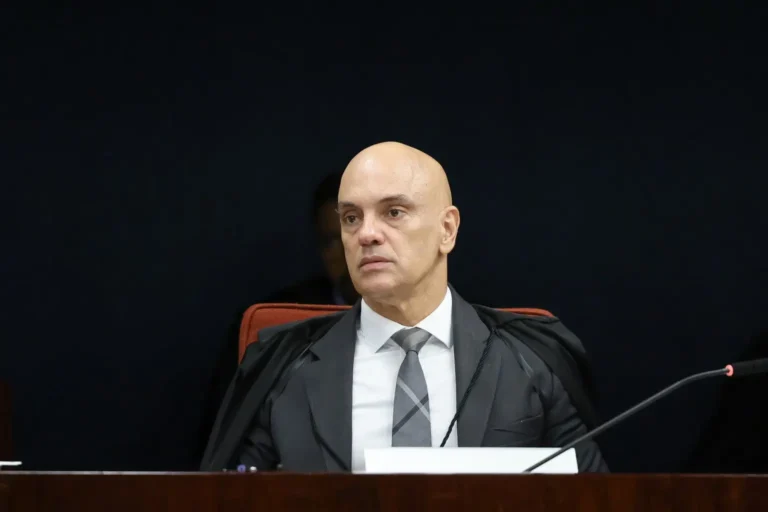 Moraes revoga registro de CAC e manda apreender arsenal de Bolsonaro