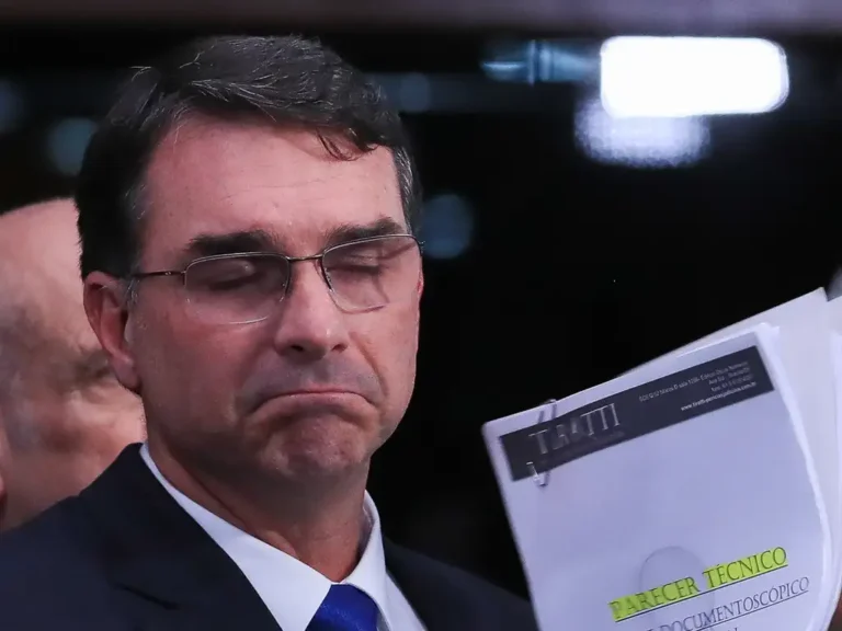 TariFlávio: Flávio Bolsonaro queria sangrar o Brasil para prejudicar imagem de Lula, afirma especialista